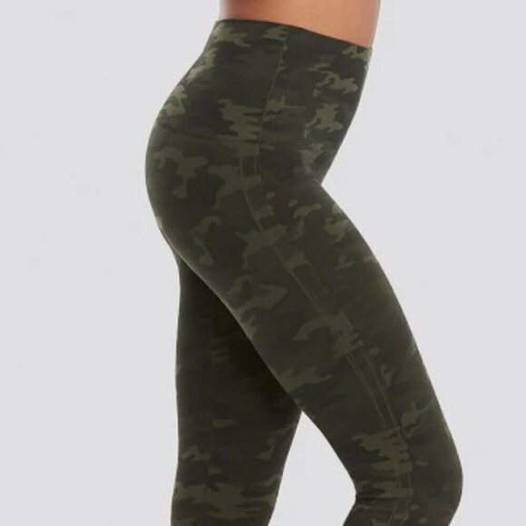 NWT - SPANX - Look at Me Now Seamless Leggings - Black Camo - Size: Large 10/12 - Picture 2 of 9
